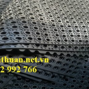 Cao su chống trơn có lỗ khớp nối 